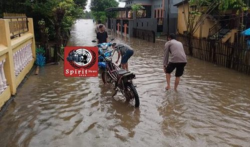 Pantau Wilayah, Personil Polsek Marbo Imbau Masyarakat Waspada Bencana Banjir 