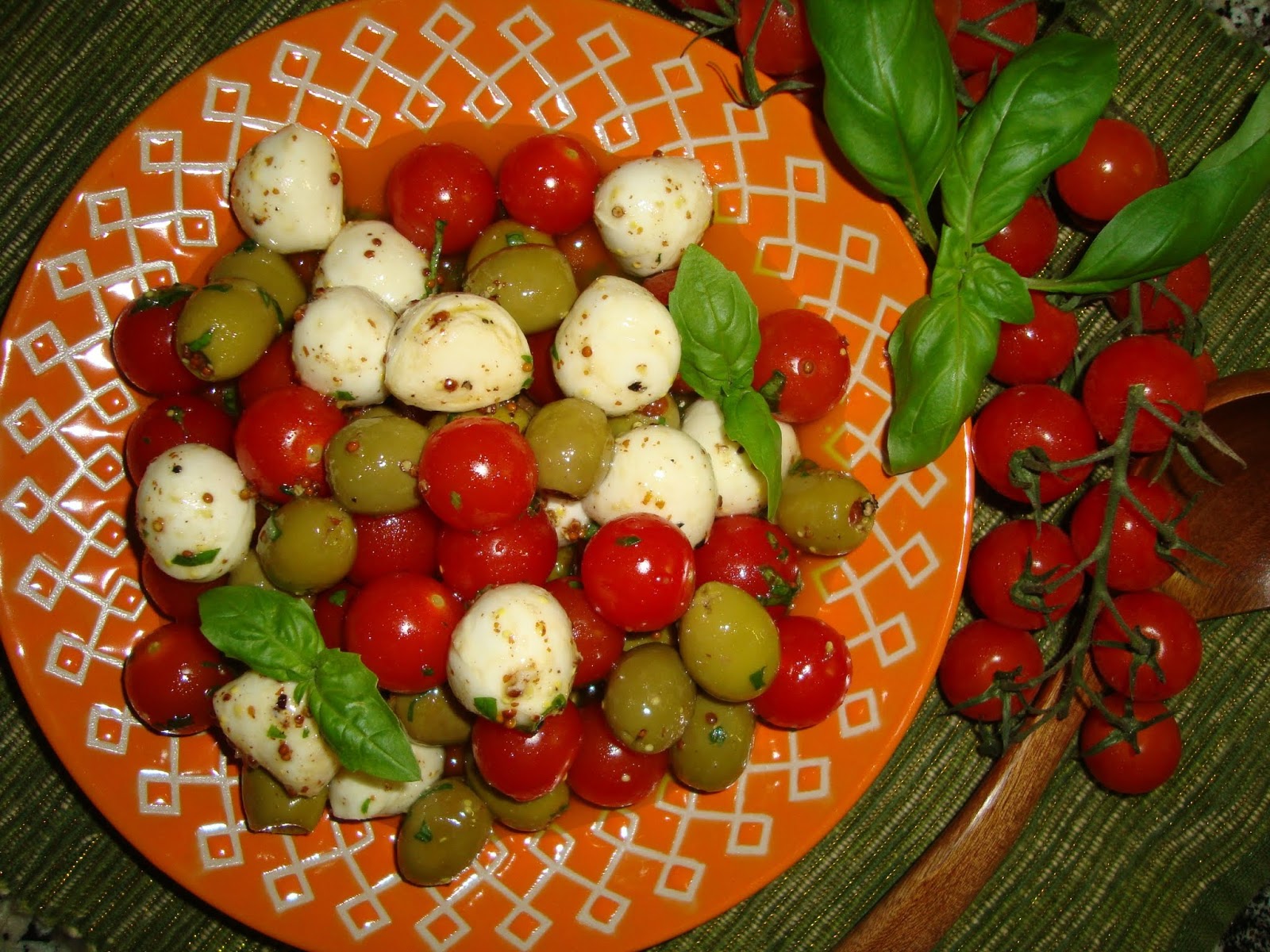 O Tempero da Nesita Antipasti de bocconcini com tomate e azeitonas