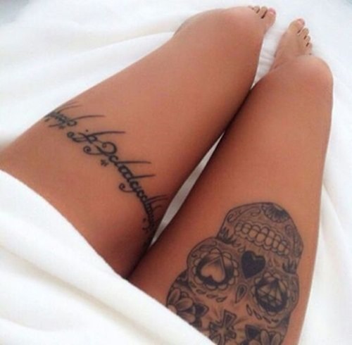 vemos a una modelo con tatuajes en las piernas