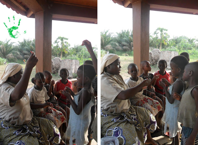 I bambini della Missione in Togo iniziano a costruire le coroncine