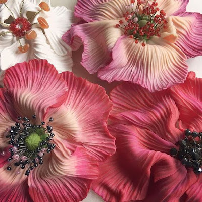 Quatre très grandes broches fleurs Grandes broches fleurs statement brooches La Fille du Consul