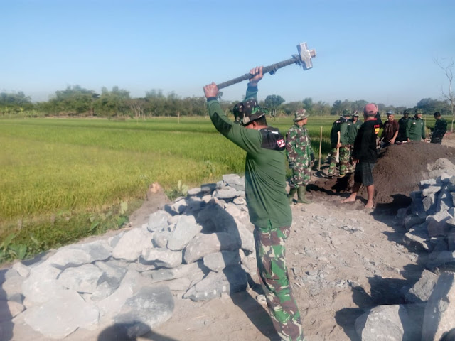 Fisik Prima Untuk Pecahkan Batu Pada TMMD Reguler 105 Tahun 2019 Kodim Klaten