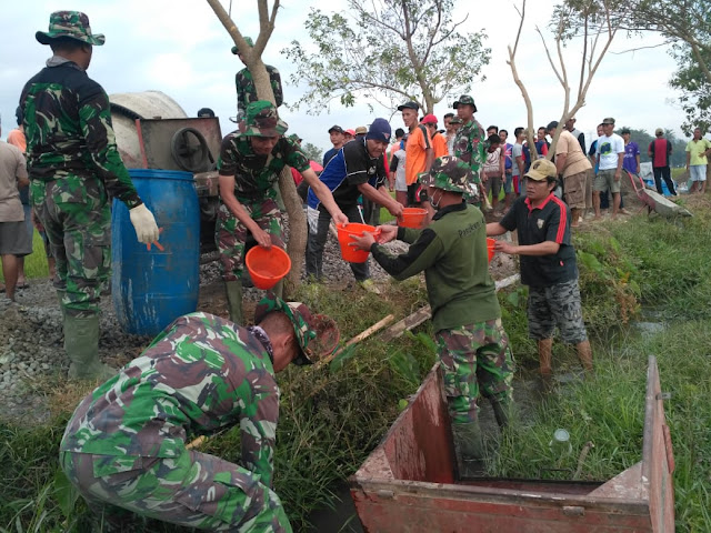 Satgas TMMD Reg 105 Klaten Manfaatkan Air Parit Untuk Mengecor Jalan 
