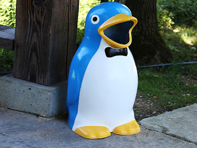 thùng rác nhựa hình chim cánh cụt