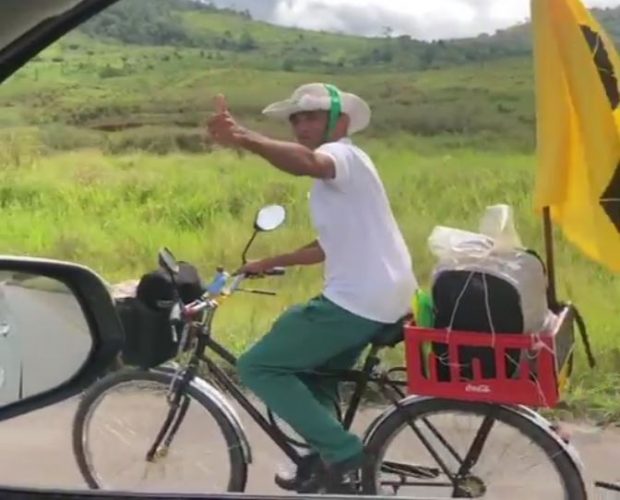 Pagador de promessa que seguia de Bicicleta para Bom Jesus da Lapa morre atropelado na BA-263, em Itapetinga-BA. Pagador de promessa que seguia de Bicicleta para Bom Jesus da Lapa morre atropelado na BA-263, em Itapetinga-BA.