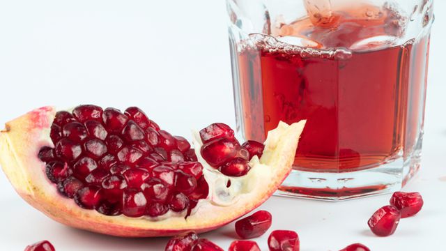 عصير رمّان خالٍ من البذور باستخدام الخلاط!؟ اليك الطريقة عصير رمّان خالٍ من البذور باستخدام الخلاط!؟ اليك الطريقة