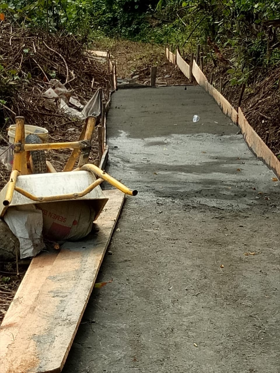 Pembangunan Jalan Setapak: Solusi Mobilitas Warga di Area Pemukiman Desa Papayan