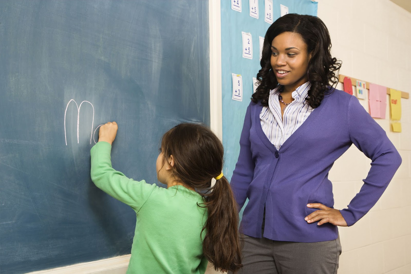 Училка и ученица видео. Домашнее задание учитель. Учитель обнимает ученика. Учительница обнимает ученицу. Училка и ученица видео.