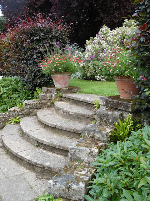 angielski ogród, schody w ogrodzie