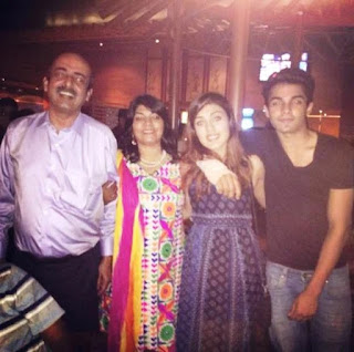 Rhea Chakraborty Bersama Keluarganya