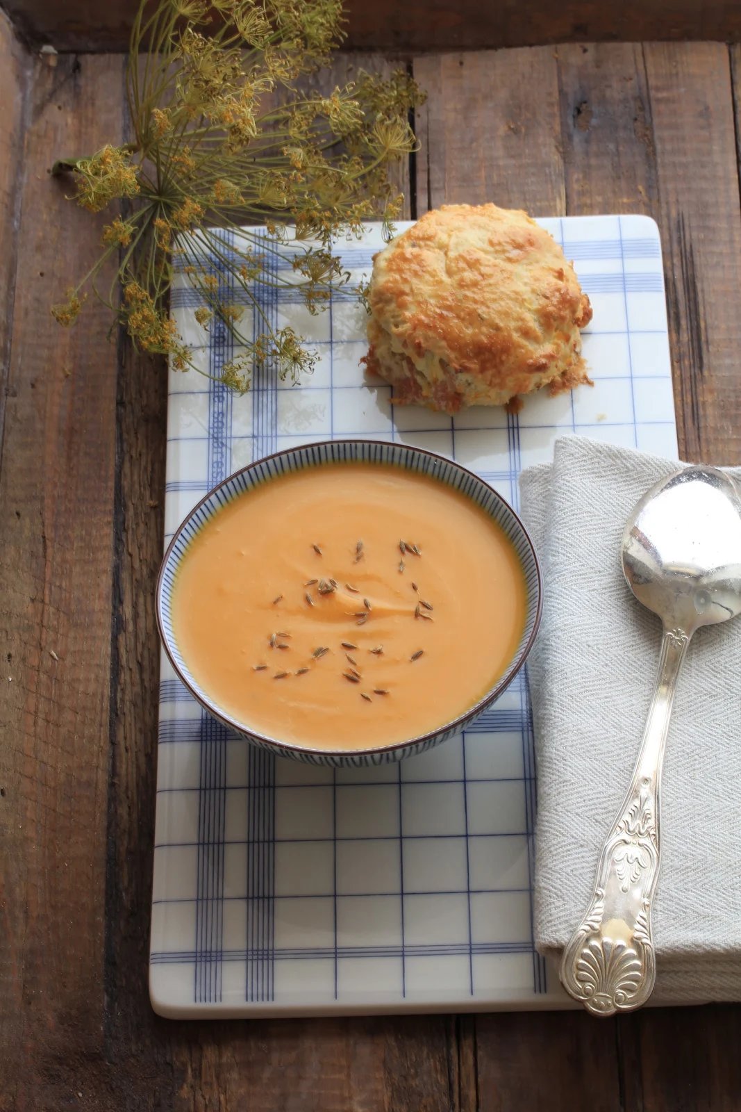 Soupe carotte/ patate douce et son scone aux noisettes et lard fumé