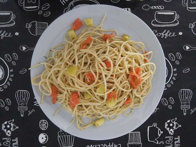 Espaguetis con salmón ahumado y manzana golden