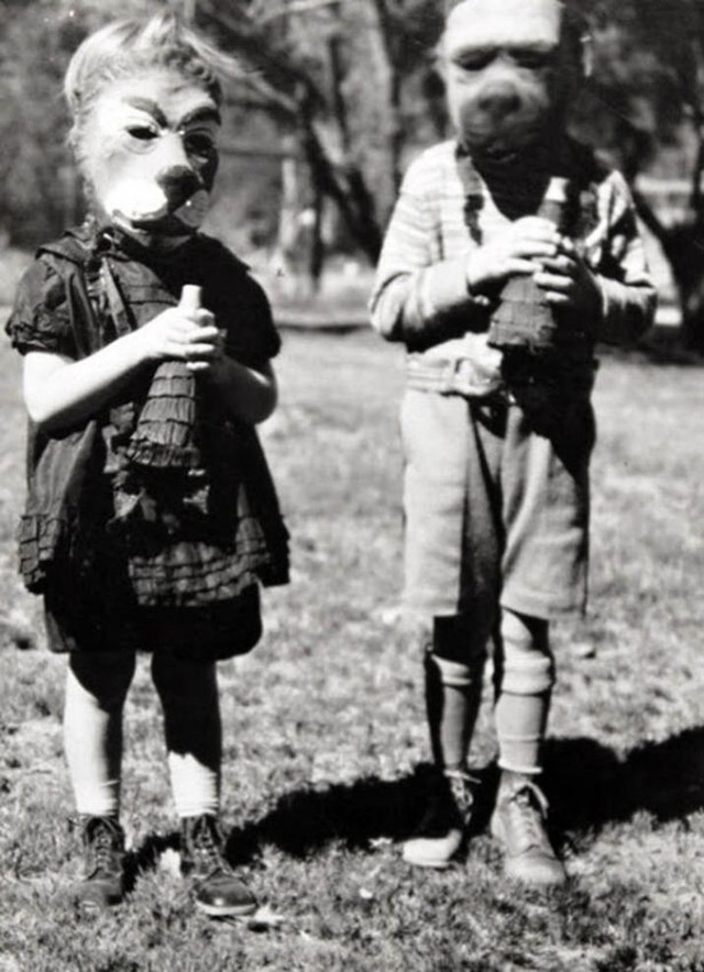 26 Interesting Vintage Snapshots of Children Posing in Their Halloween