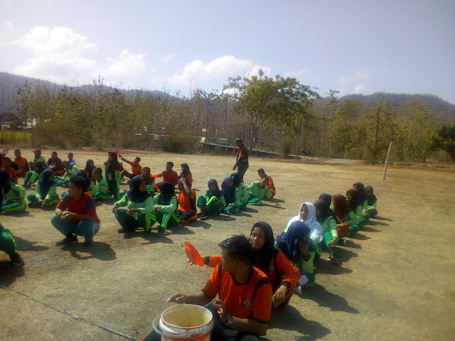 Babinsa Latih Kedisiplinan SMK N 1 Gantiwarno Melalui Outbond