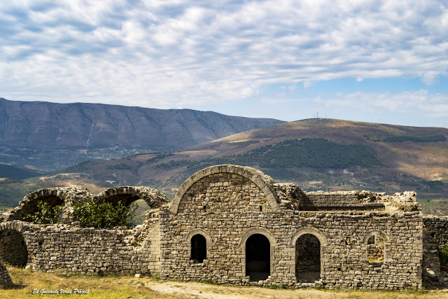Ruinas Iglesia en el Castillo de Berat - Albania, por El Guisante Verde Project