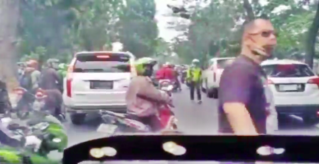 Video Supir Ambulan Nyaris Bentrok vs Pengemudi Calya