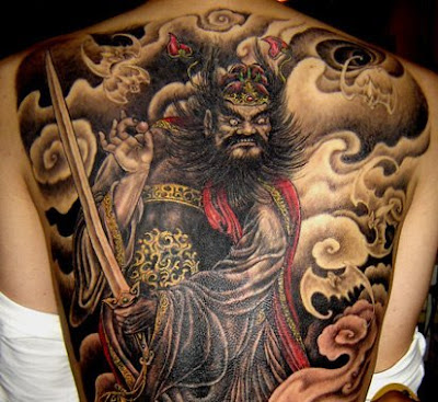 Tattoo oriental guerreiro na costa