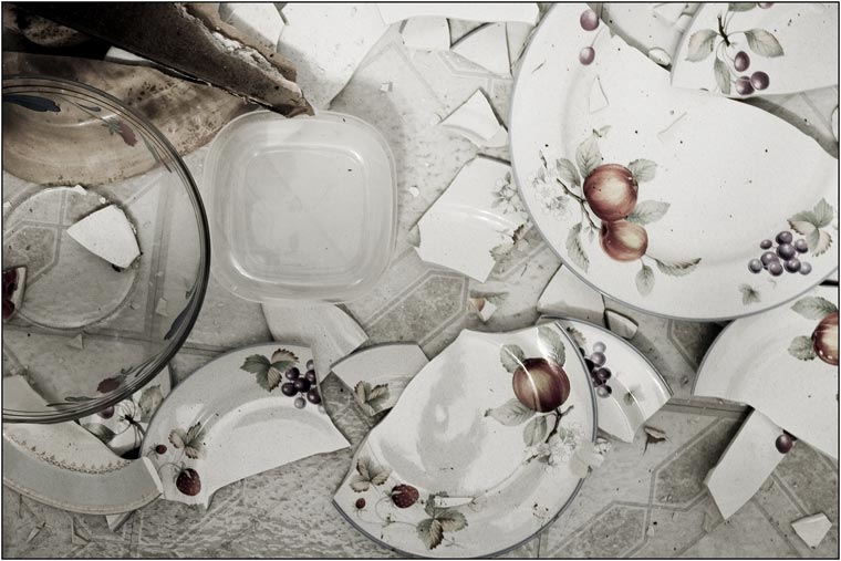 разбитый сервиз. сломанная посуда. разбитый фарфор. посуда из фаянса. разбитая фарфоровая посуда.