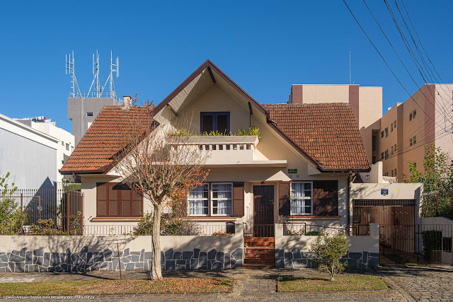 Casa na Rua Gabriela Mistral com telhados bem inclinados e com sacada.