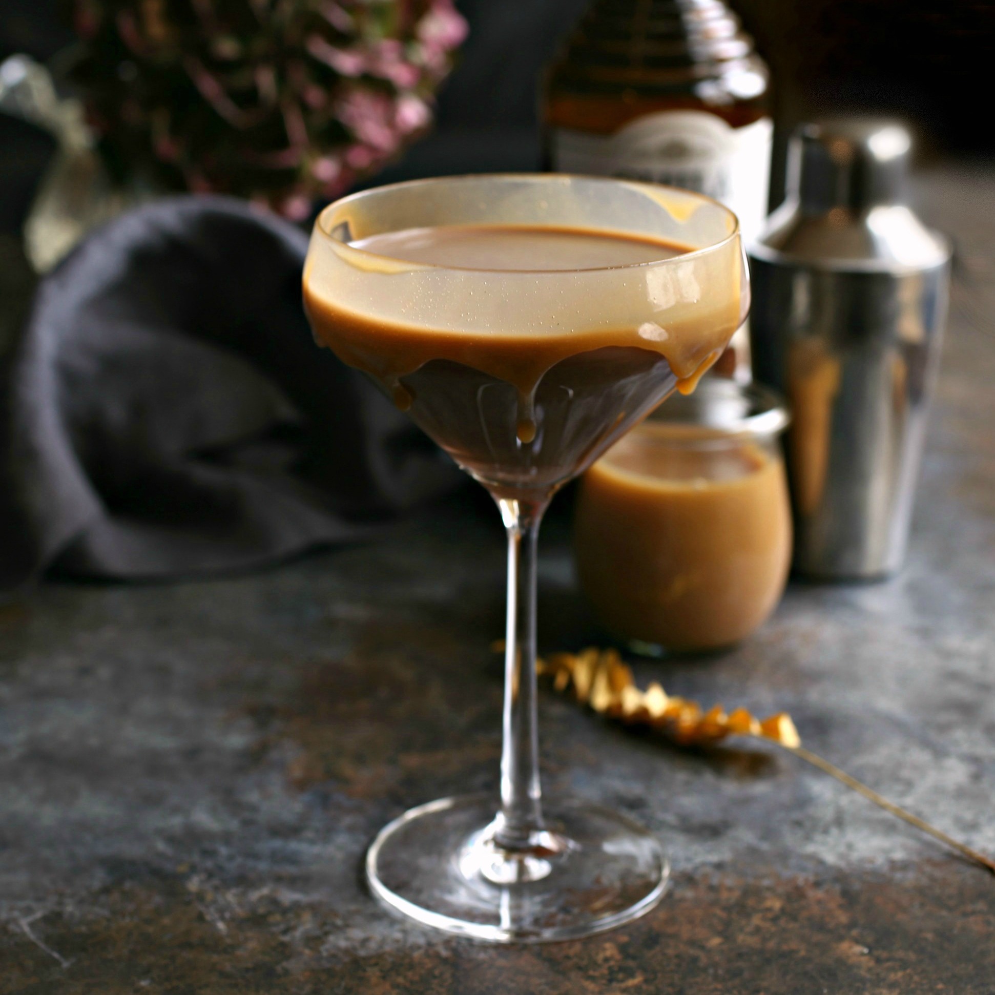 Recipe for a rum cocktail flavored with cocoa, caramel and cinnamon.