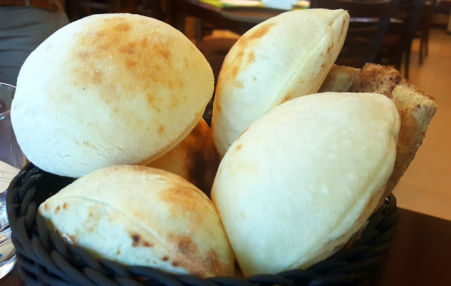 dubai blogger food baydar arabic hot fresh bread