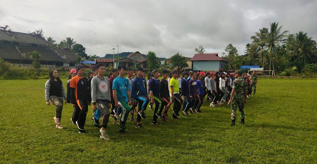 Dari Malinau, Yonif Raider 303 Kostrad Latih Paskibra di Kecamatan Kayan Hulu 