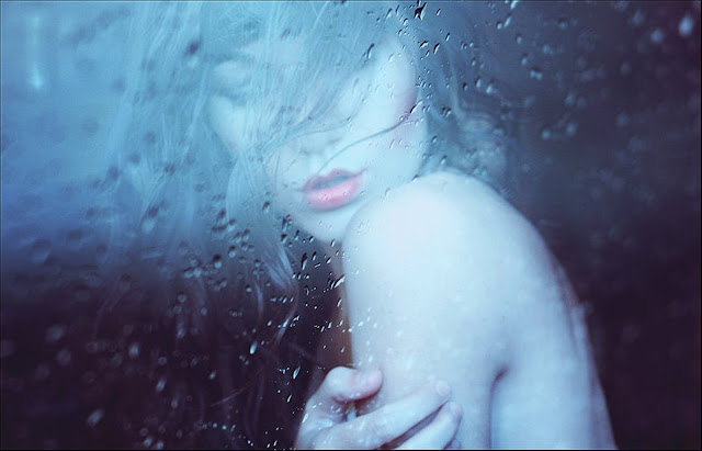Hình ảnh buồn khóc dưới mưa đầy tâm trạng khi yêu