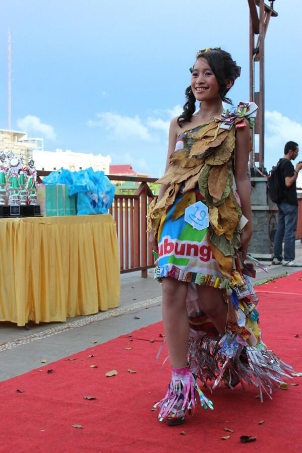 Recycling Fashion Contest Dari Barang Bekas DENDY 