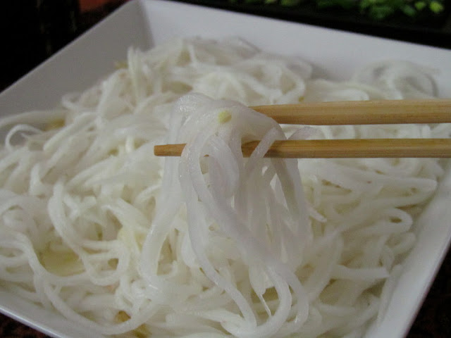 Салат из дайкона с чесночной заправкой