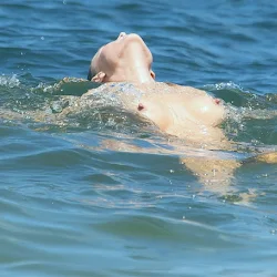 Joanna Krupa Haciendo Topless En Playa De Miami Foto 7