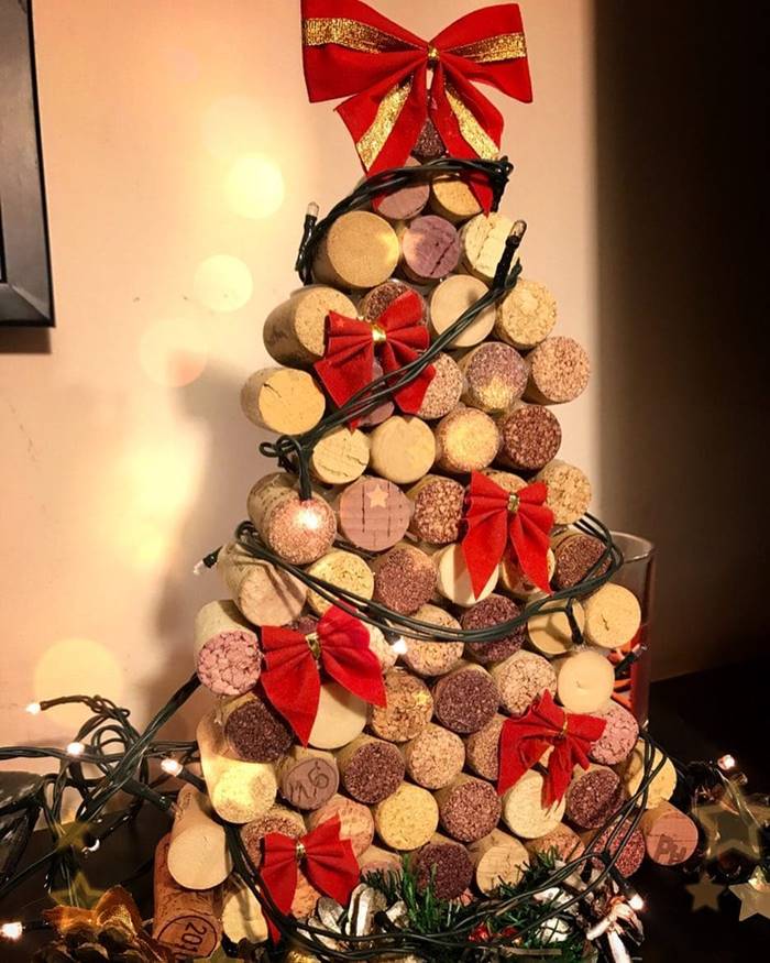 Do not throw wine corks, they can become your Christmas tree 