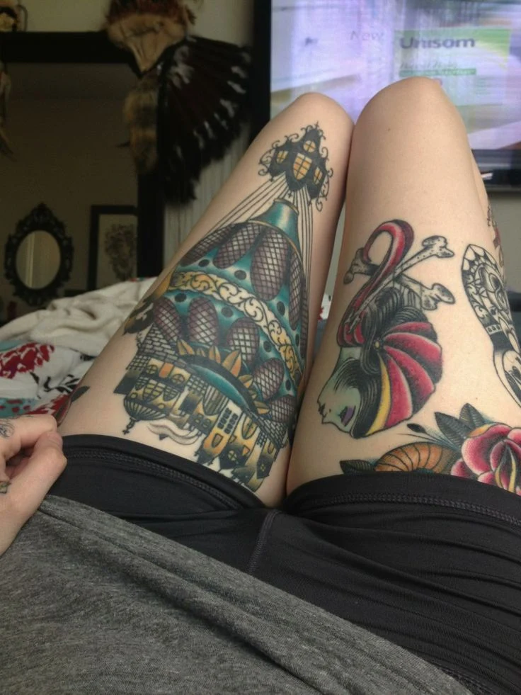 Preciosa imagen de piernas de mujer tatuadas con globo aereo