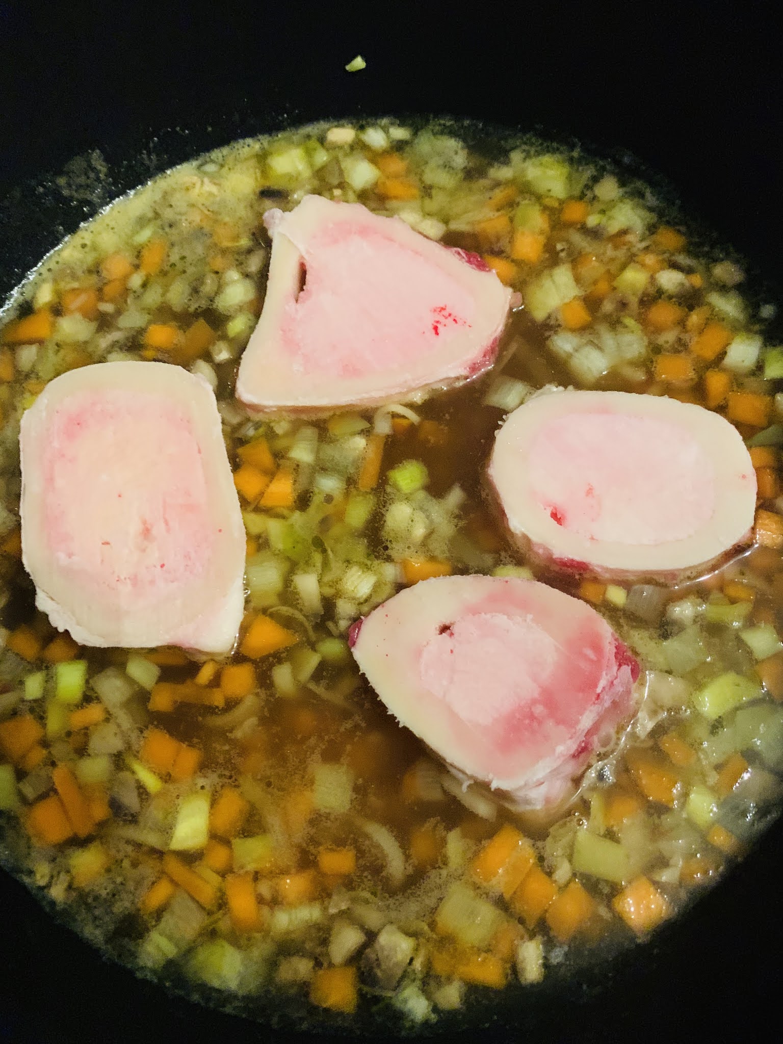 BOUILLON DE PETITS LÉGUMES À L’OS À MOELLE