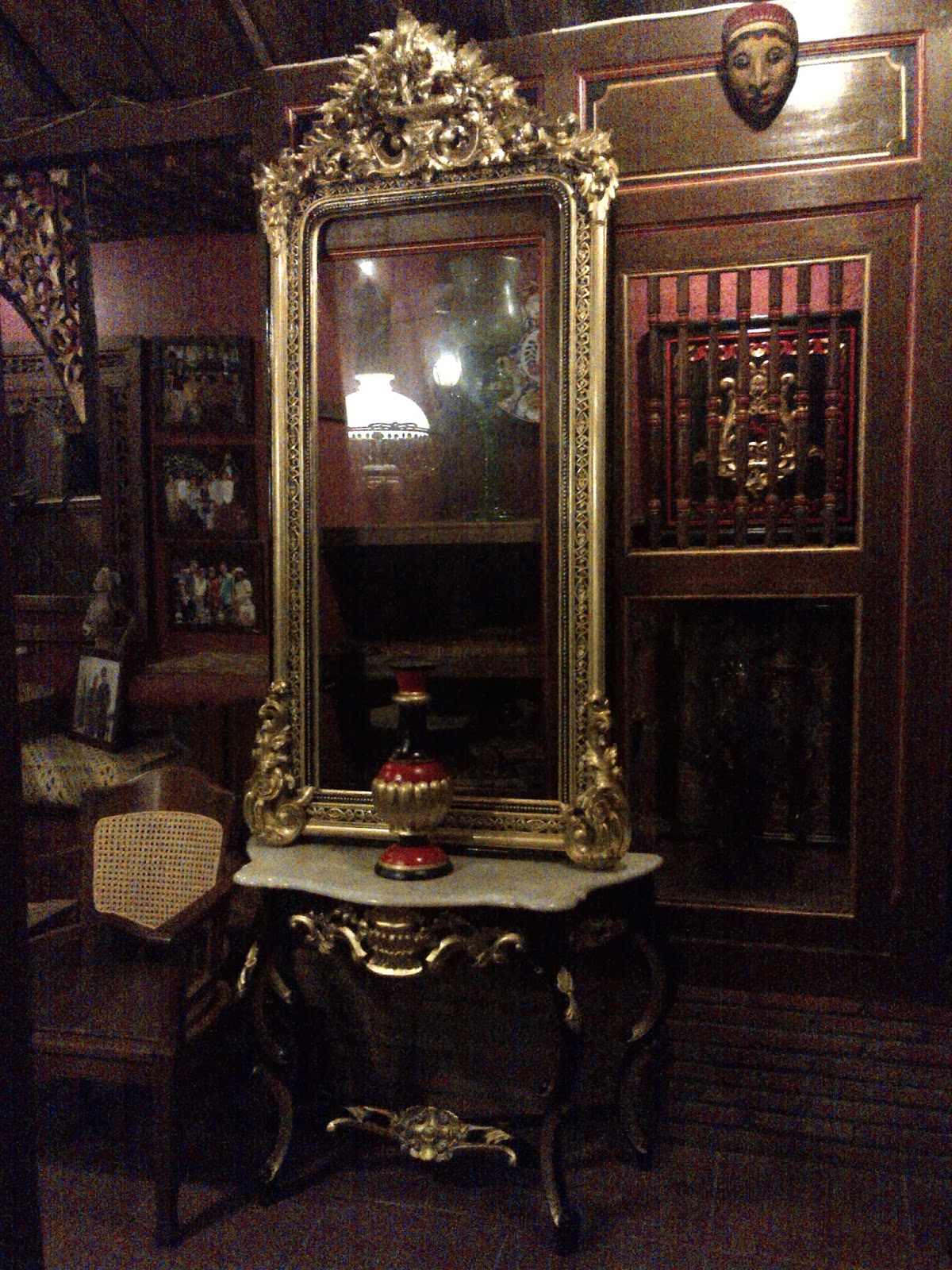 Roemah Antik AS: Kaca benggala Prada dan meja