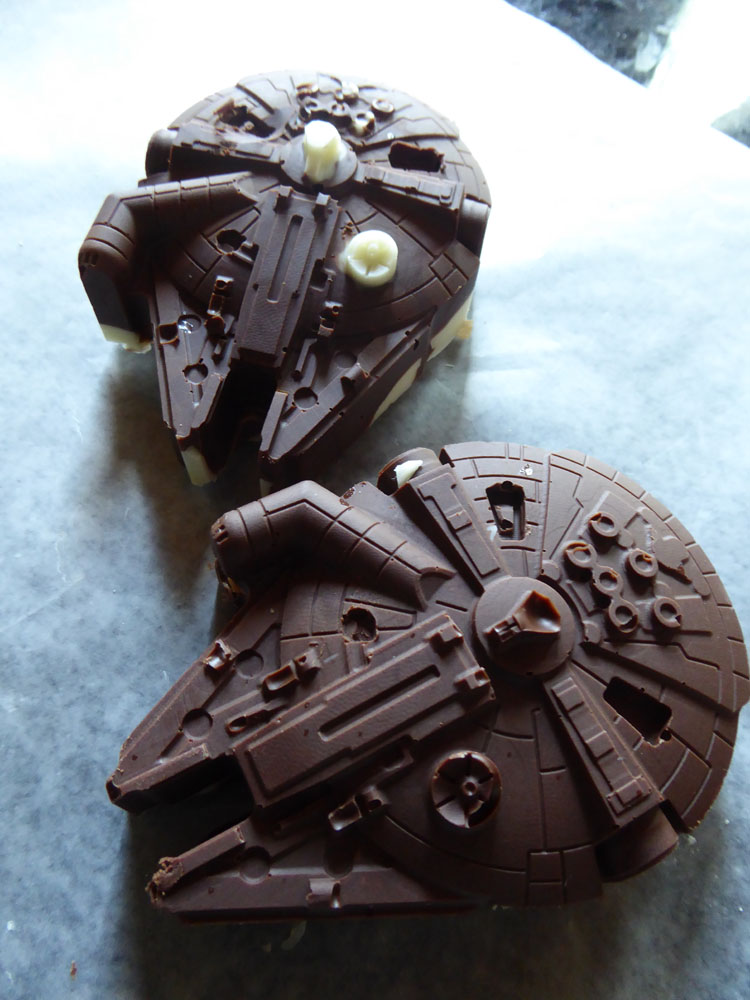 Star Wars fans will love these Millennium Falcon ice molds