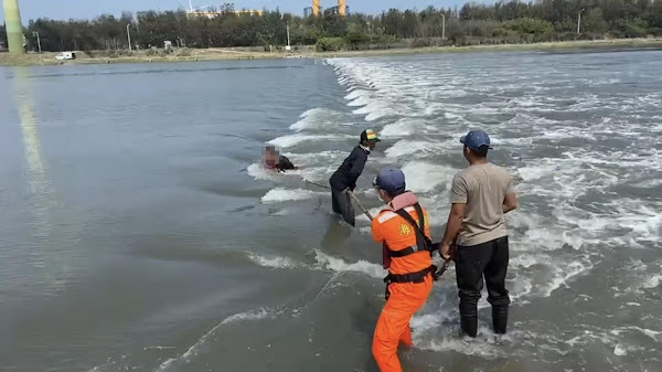 印尼籍船員受困塭仔港攔沙壩 彰化海巡攜漁民成功救援