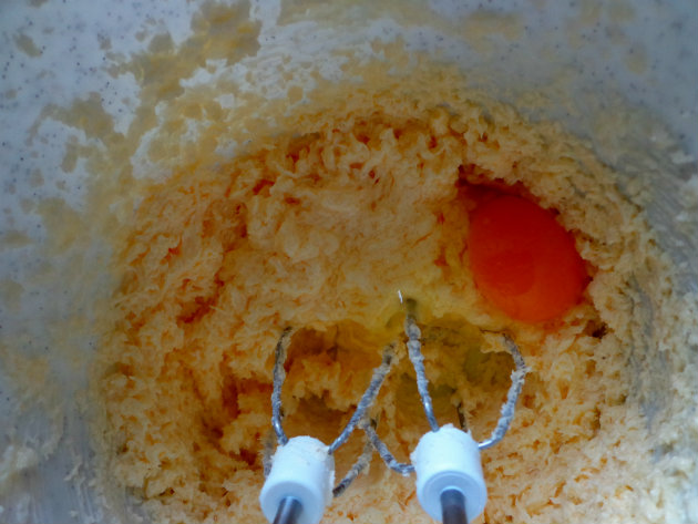 Amaretto cake by Laka kuharica: Add the eggs one at a time