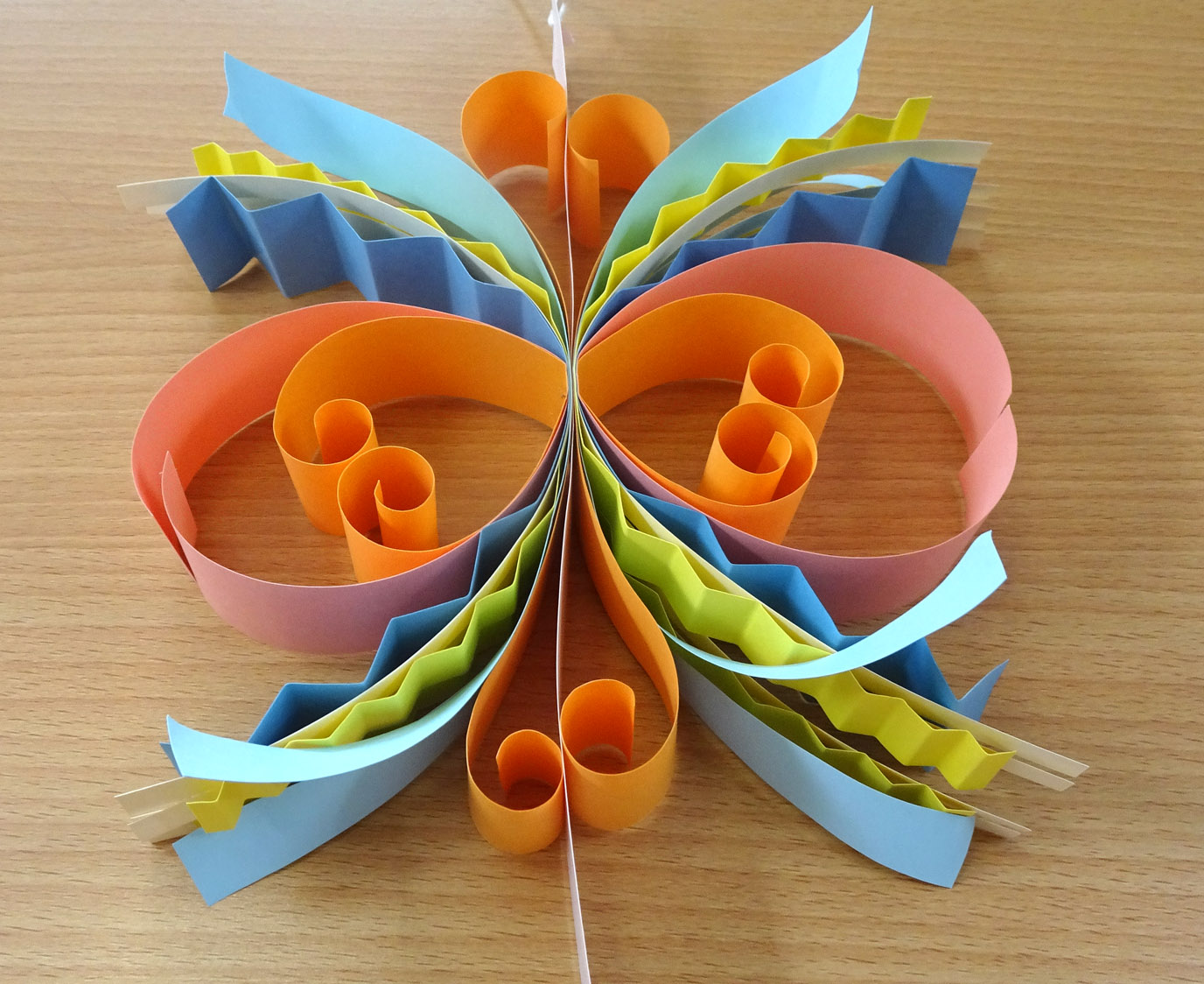 子ども アート サイエンス Blog 色画用紙で作る対称な立体造形