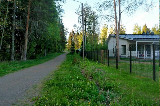 переезд в дом престарелых, как правило, осуществляется без длительных формальностей. Человек передает учреждению до 85 % своей пенсии, и за это получает кров, еду, обслуживание и т. п