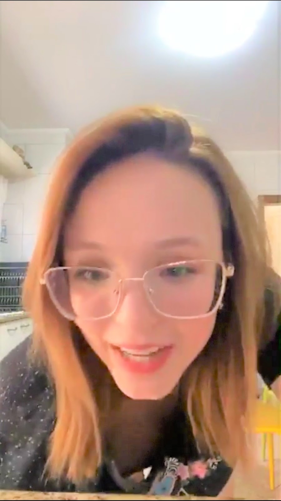 Oops Brasil: A atriz Larissa Manoela paga peitinho novamente em live