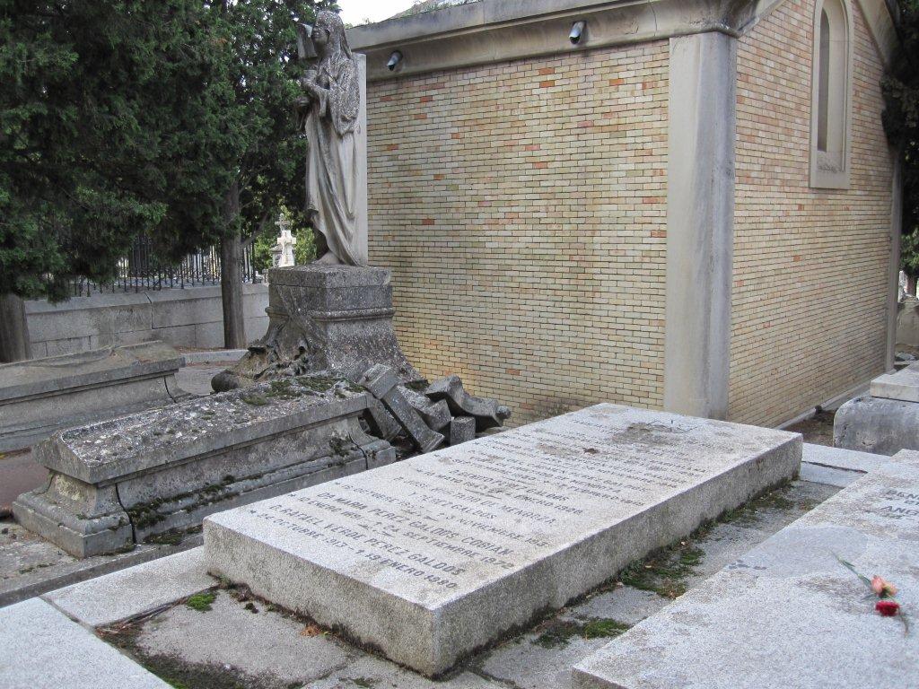 Y PASA LA VIDA EL OLVIDO DE NUESTROS MUERTOS ILUSTRES