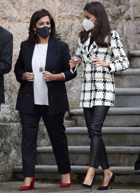 Queen Letizia wore a houndstooth blazer from Uterque. The Queen wore black leather pants from Uterque