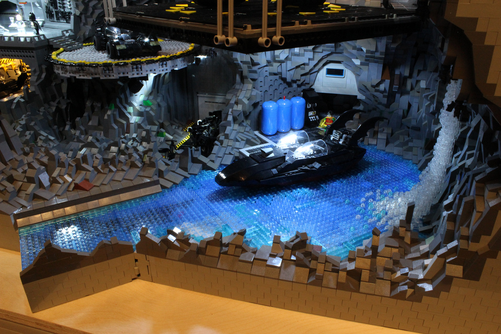 welovetoys: Making Batcave out of LEGO!