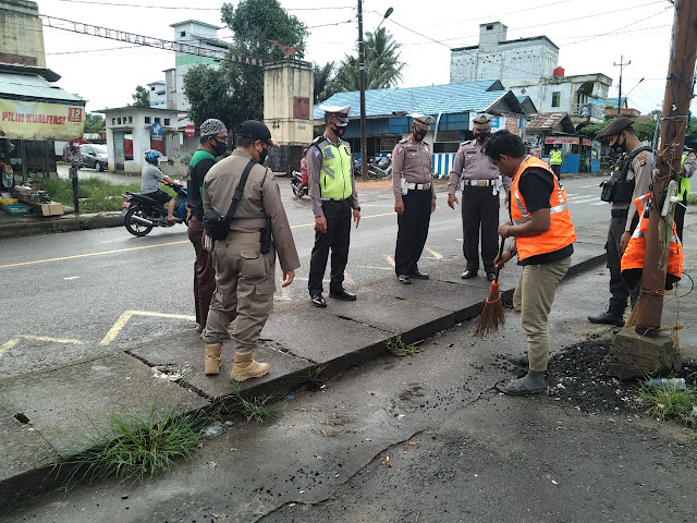 Satgas Ops Yustisi Polres Bartim Gelar Razia Prokes, Pelangar Yang Bandel Tak Pake Masker Pake Rompi Sapu Jalan