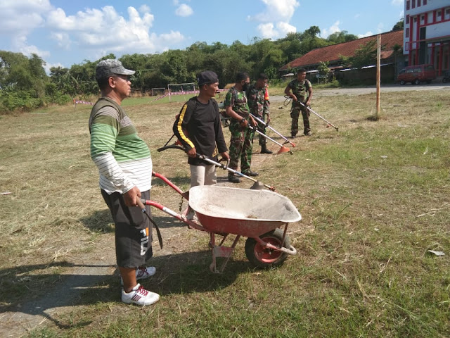 Babinsa Koramil 23/Ceper Karya Bakti Bersihkan Lapangan Sepak Bola