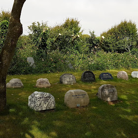 Rund um den Ringkøbing Fjord, Teil 1: Drei Badestellen und eine weiße Kirche. Der Friedhof der dänischen Kirche strahlt eine tiefe Ruhe aus.
