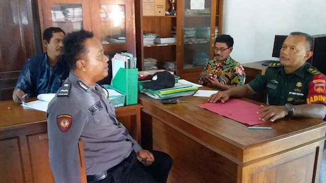 Babinsa Kragilan Jalin Komunikasi Sosial Bersama Lurah