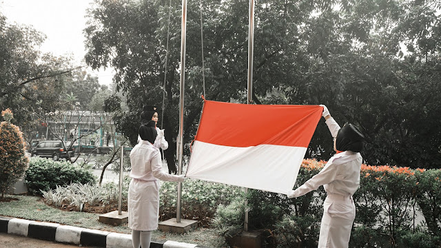 Pengibaran Bendera merah putih oleh Staff Best Western Premier The Hive Hotel+Dekat+Halim+Perdanakusuma