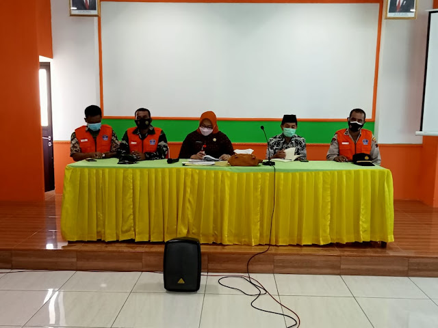 Babinsa Koramil Gemolong Pantau Sosialisai Prokes Penanganan  Covid -19 Bersama Bupati Sragen