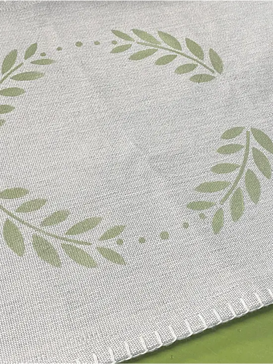 Fabric placemat with wreath stencil